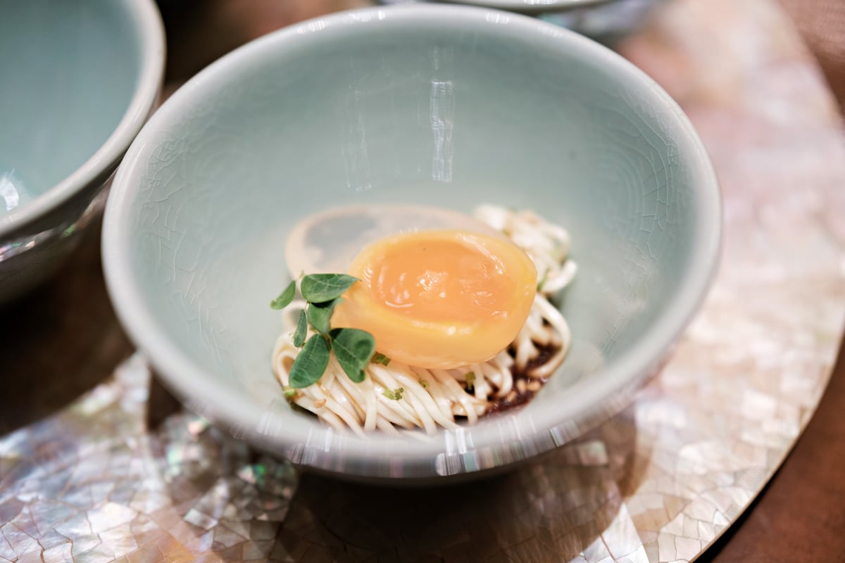 Golden crystal egg
with hand-pulled noodle.